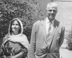 لە چەپ ڕا: فاتمە خانم (دایە) و میرزا خەلیل فەتاح قازی شوێن: تەورێز، شەقامی مەنسوور، کۆلانی موقەدەسی کات: 1341/04/24