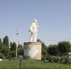 پەیکەرەی محەمەد قازی کاری هادی زیائەدینی پەیکەرتراشی کورد محەمەد قازی